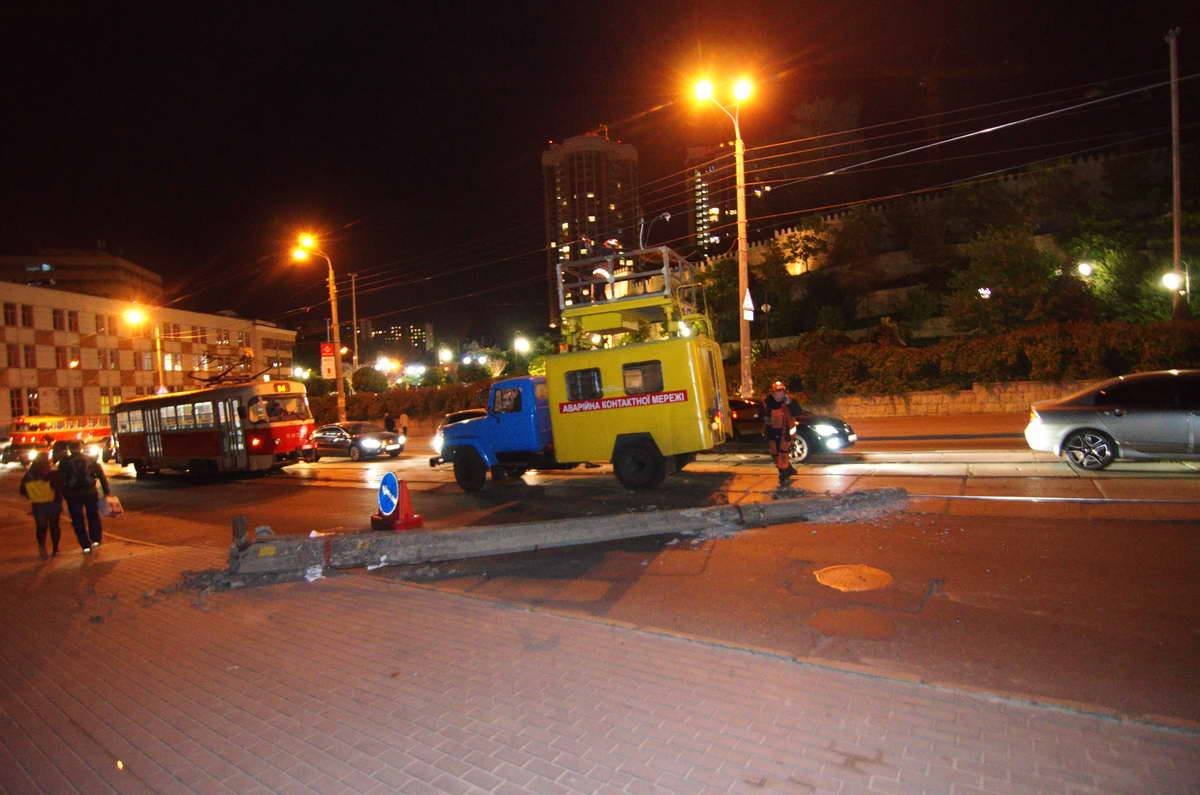 Столб оборвал контактные линии