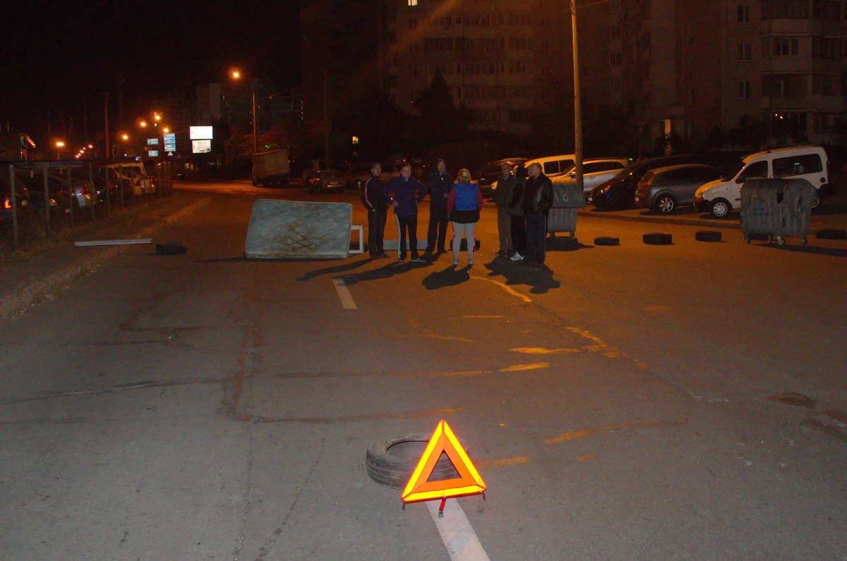 Жители улицы Ревуцкого перекрыли дорогу в знак протеста