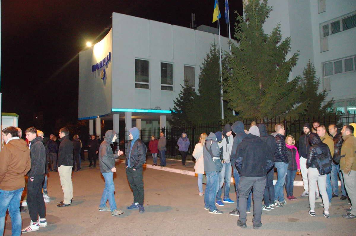 Соседи задержанных собрались возле полицейского участка