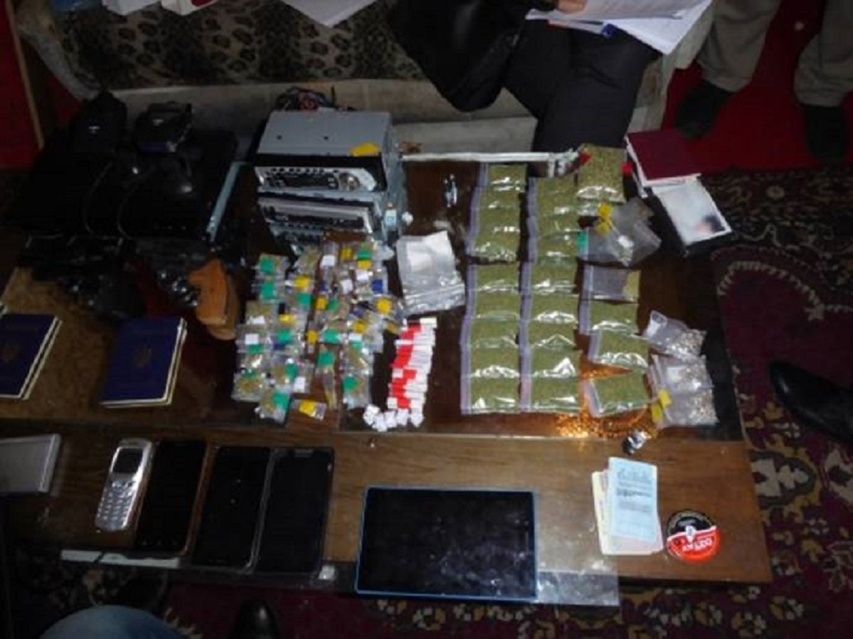 В квартире у киевлянина обнаружили оружие и наркотики