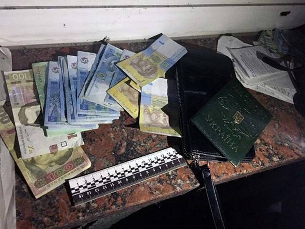 У 44-летней женщины украли деньги и документы