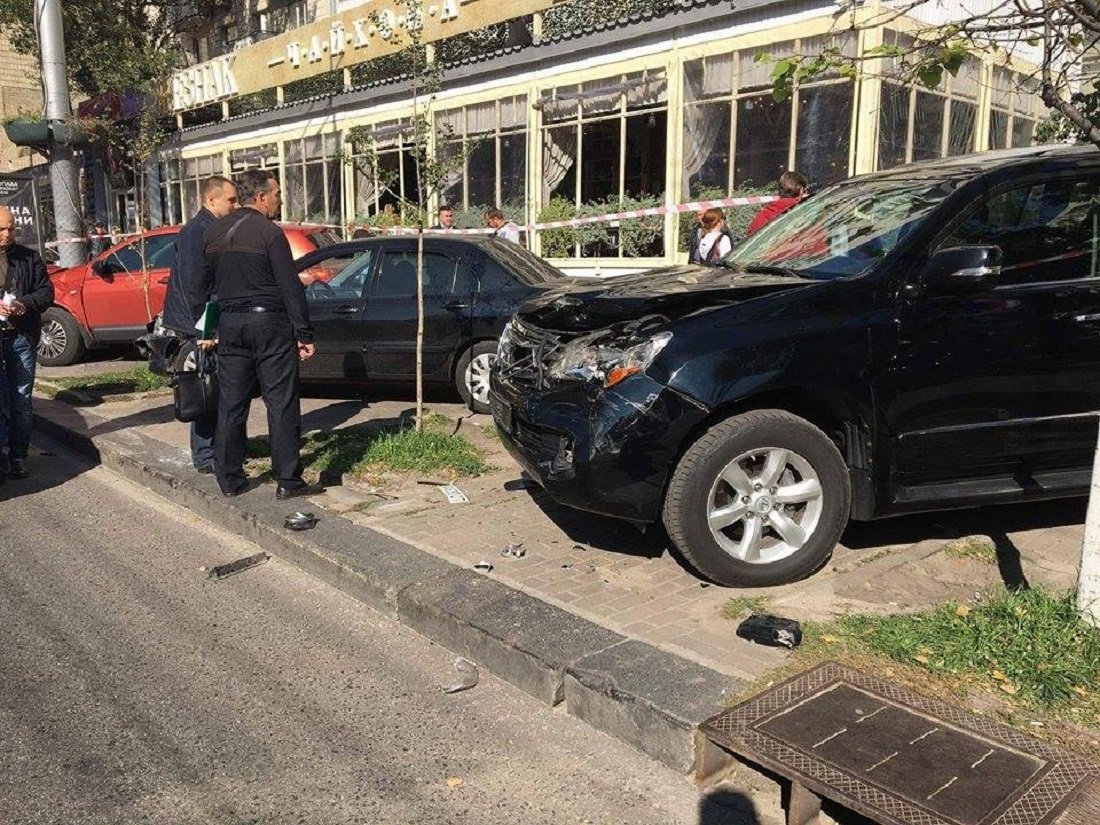 На месте работают полицейские. Ждут эвакуатор