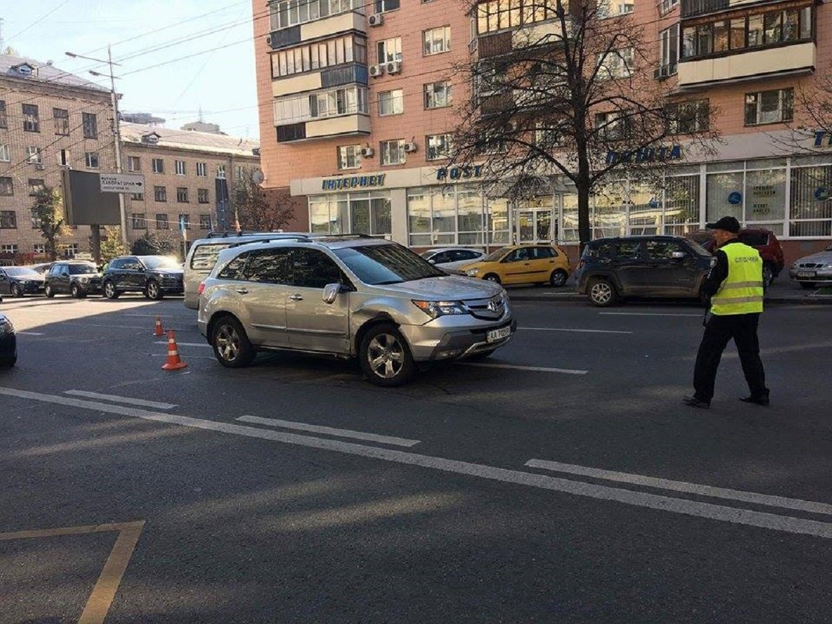 Движение на Большой Васильковской затруднено. Автомобили отправляют в объезд. Проводятся следственные действия
