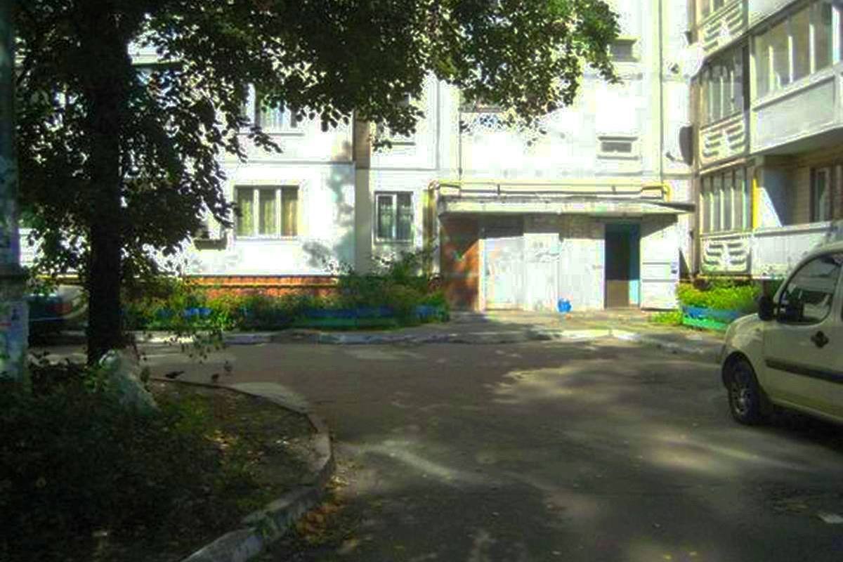 Мужчину избил приятель во дворе его дома