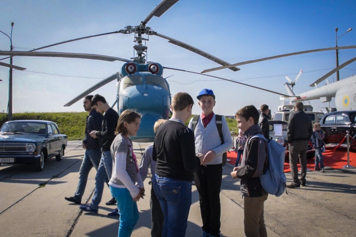 Молодежь интересуется ретро-машинами и вертолетами