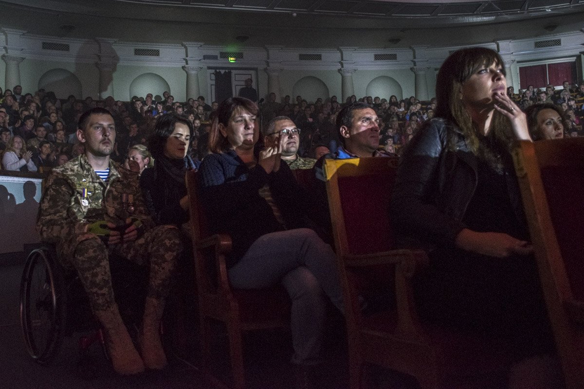 Весь Октябрьский зал был заполнен