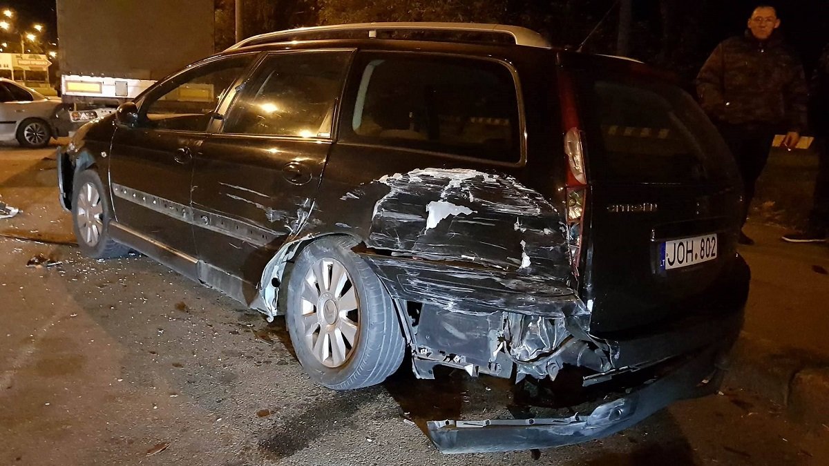 Припаркованный на обочине Citroen