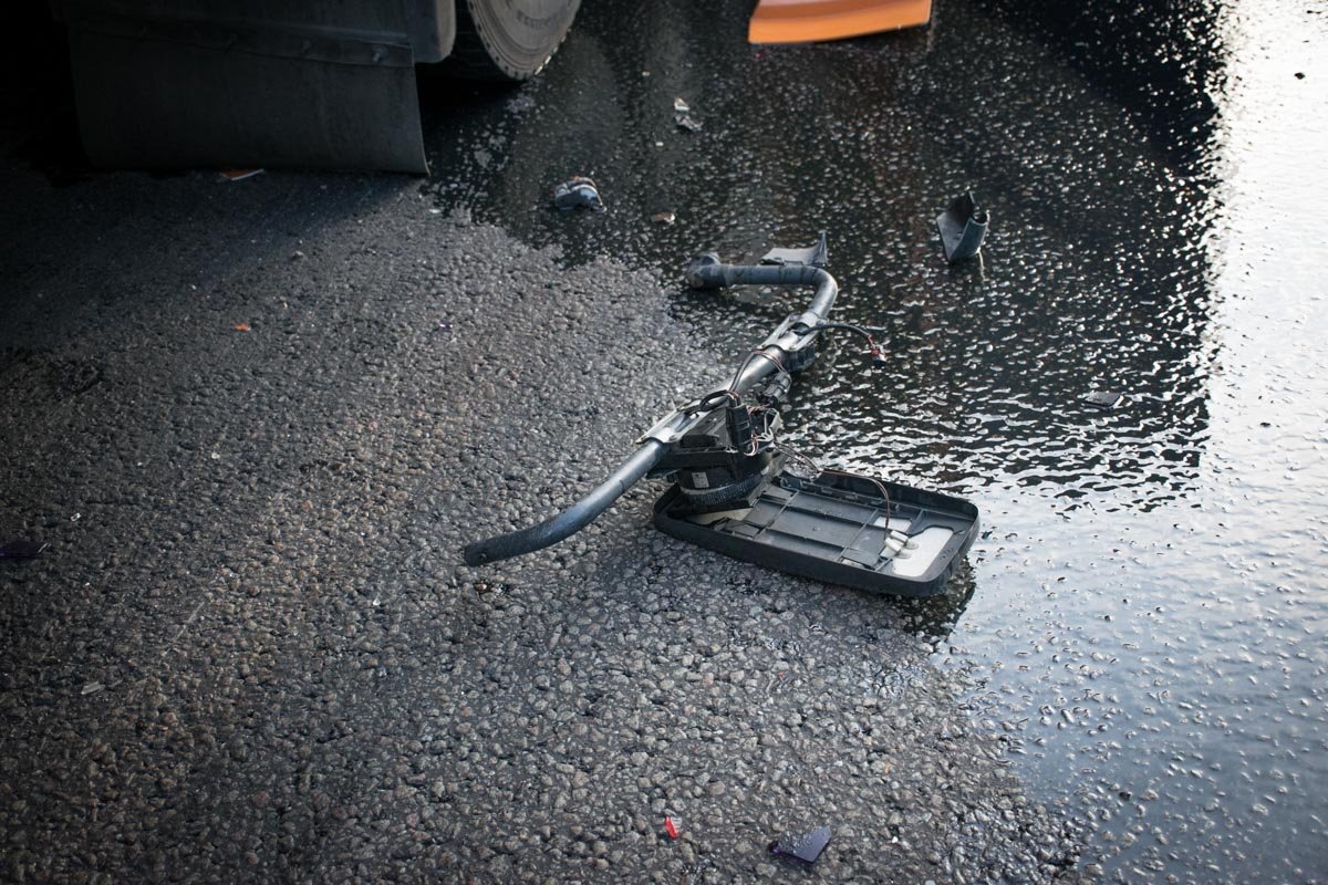 На проезжей части валяется зеркало заднего вида