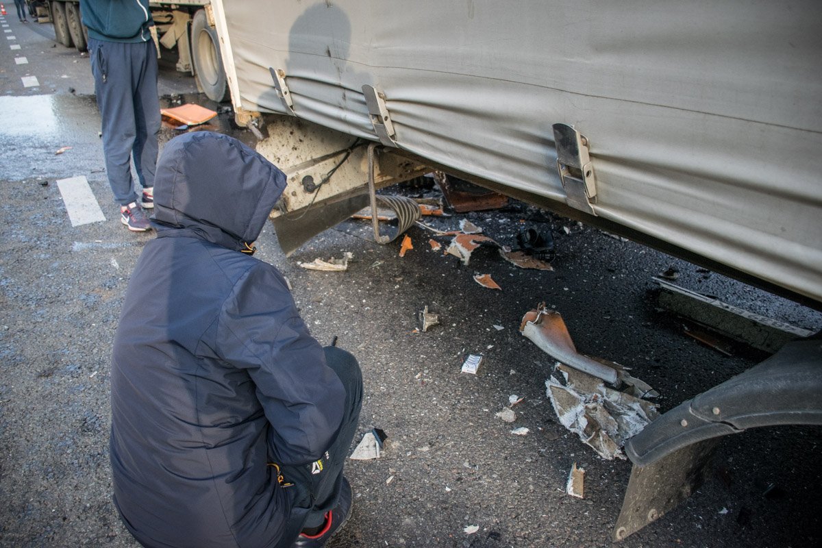 Водители осматривают повреждения