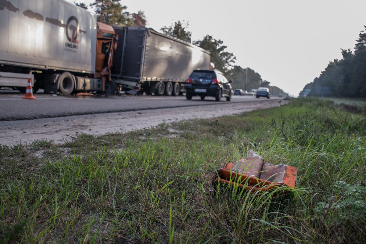 Часть деталей отлетела в траву