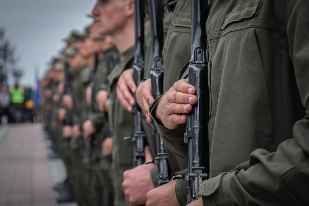 Правая рука на сердце и оружии