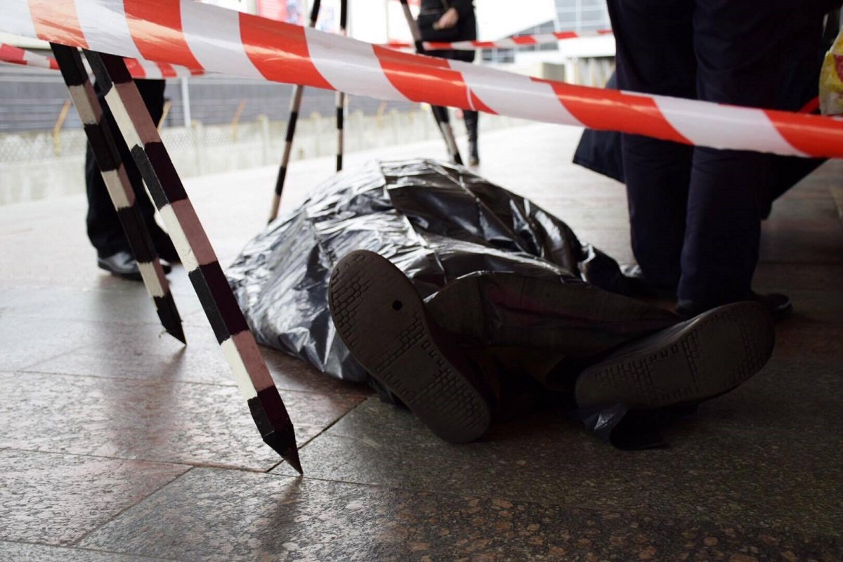 Мужчина лежал на платформе