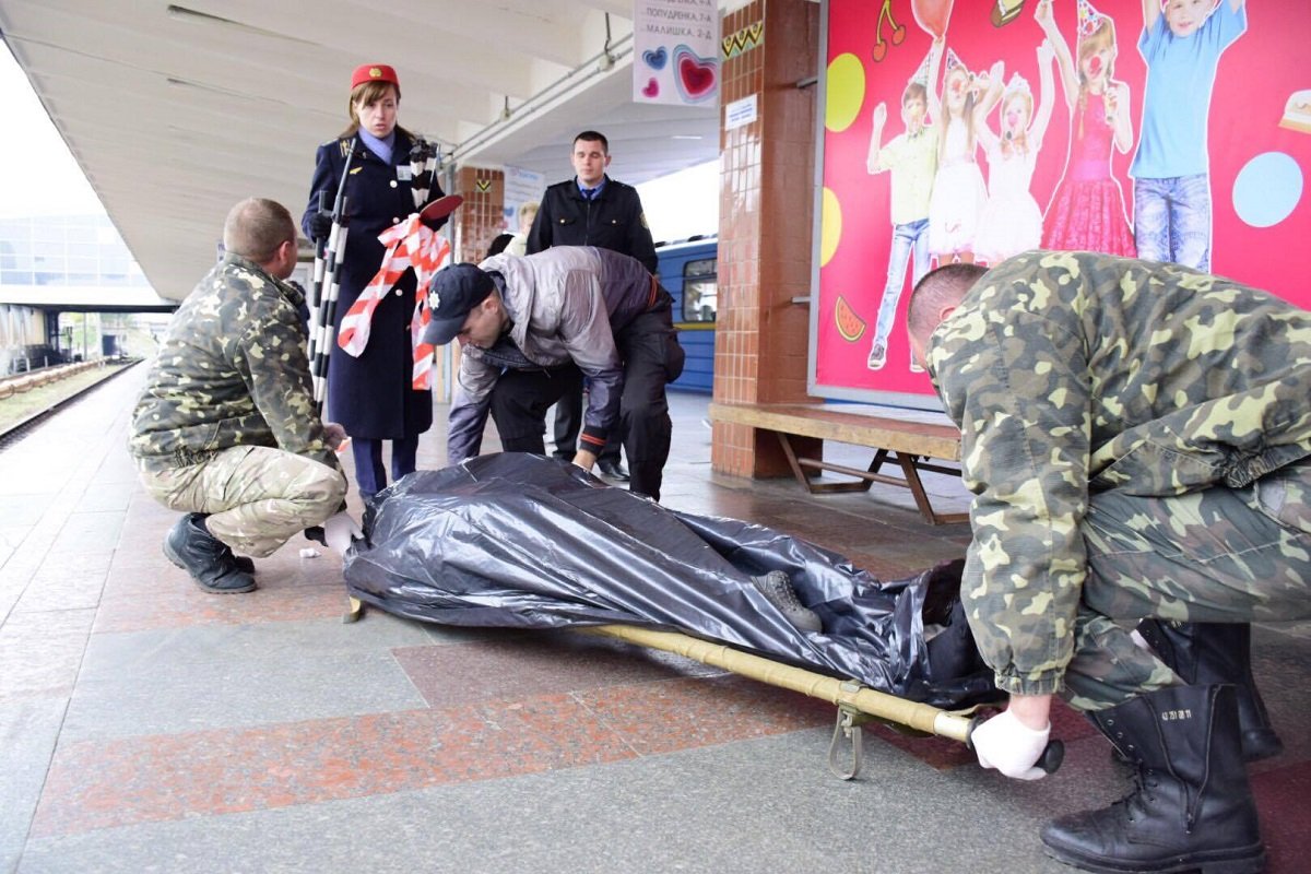 Труп везут в морг на судмедэкспертизу