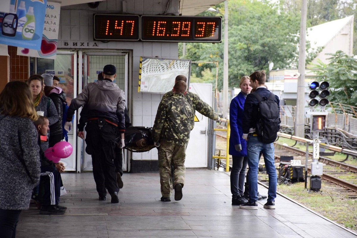 Труп выносят из метро