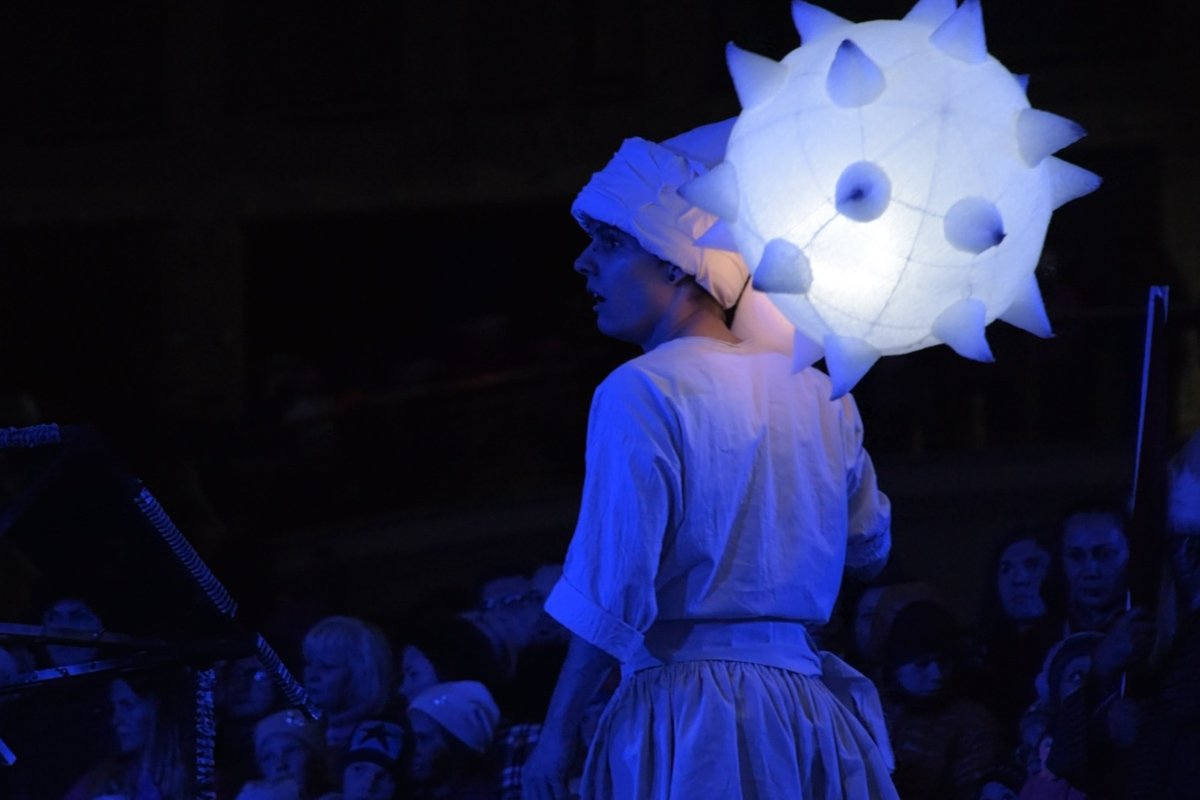 На сцене появился герой украинских сказок Котигорошко с похожей на китайский фонарь подсвеченной булавой