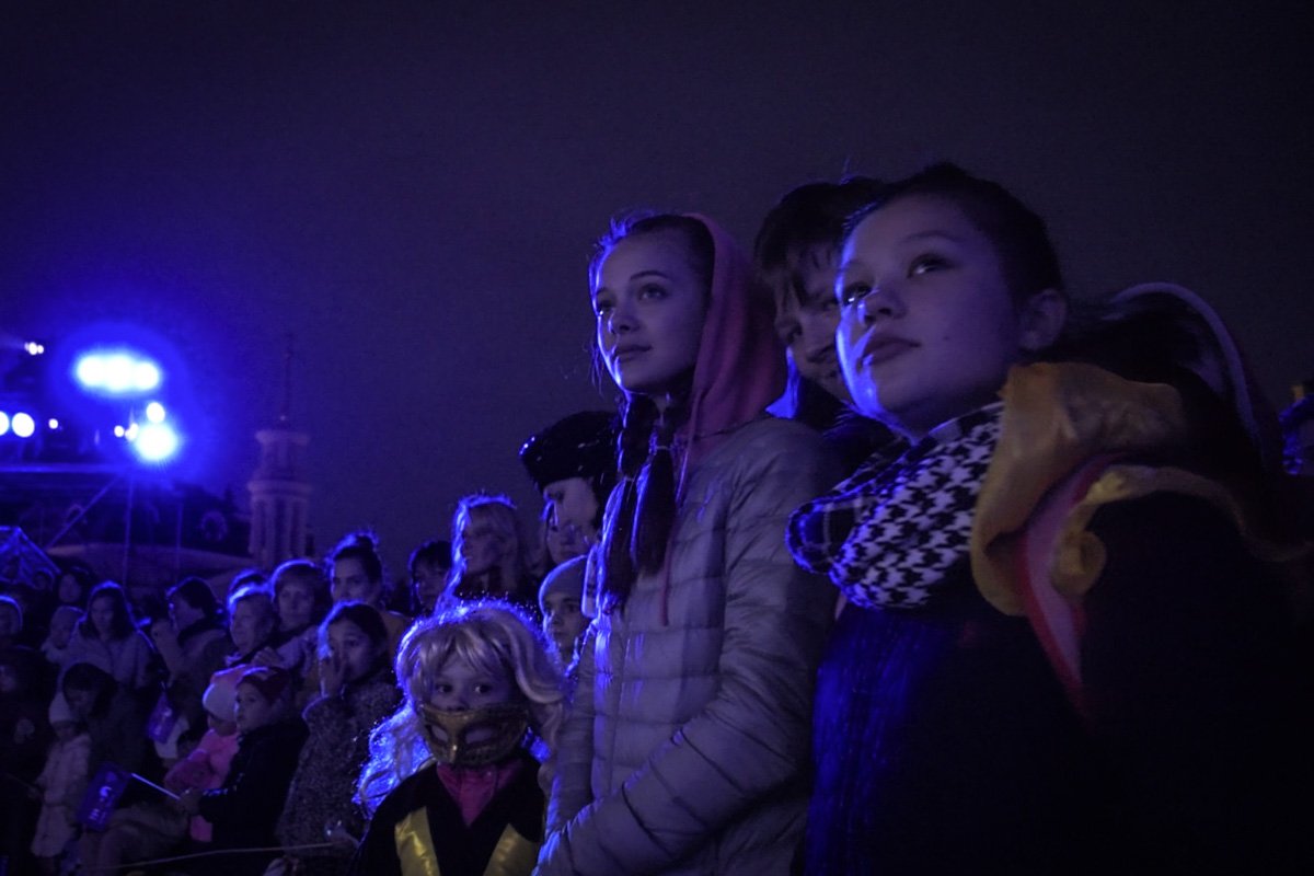 Дети и взрослые с интересом следили за полетом огромного китайского дракона