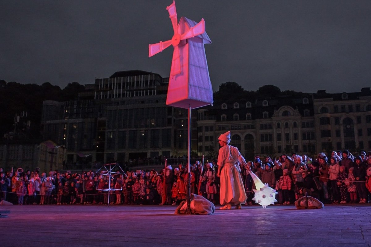 Театральные конструкции на сцене менялись каждые 10 минут