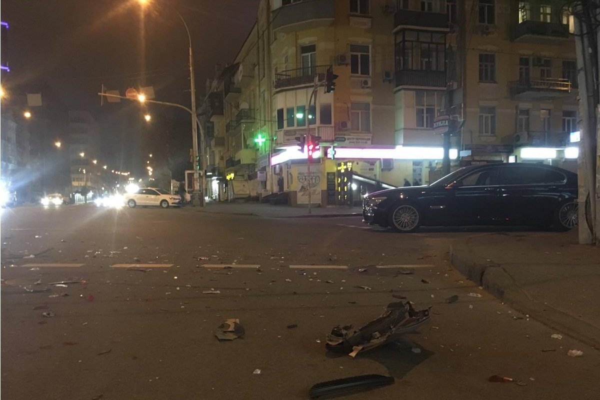 В аварии участвовали две машины: BMW и Smart.