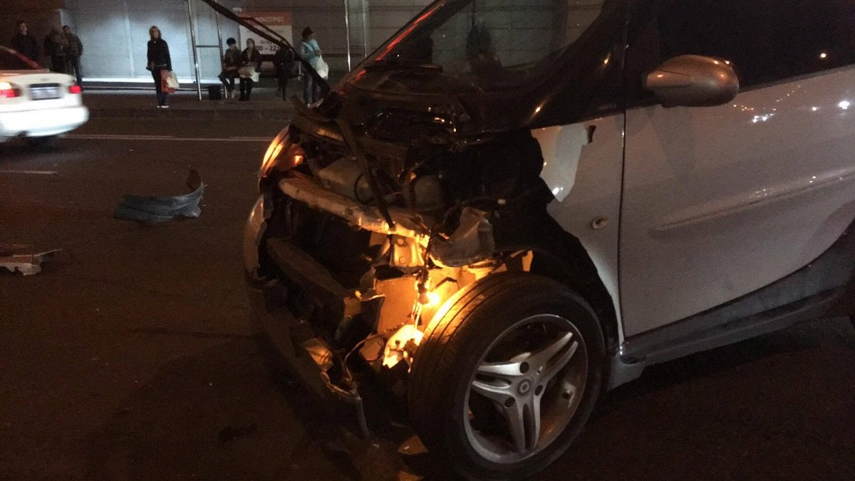 Мини автомобиль Smart получил сильные повреждения