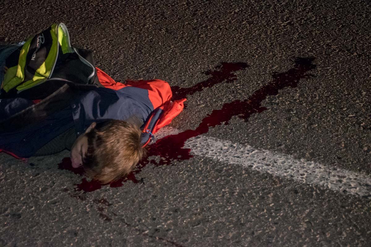 По Одесской трассе около поворота на Боярку сбили насмерть парня.