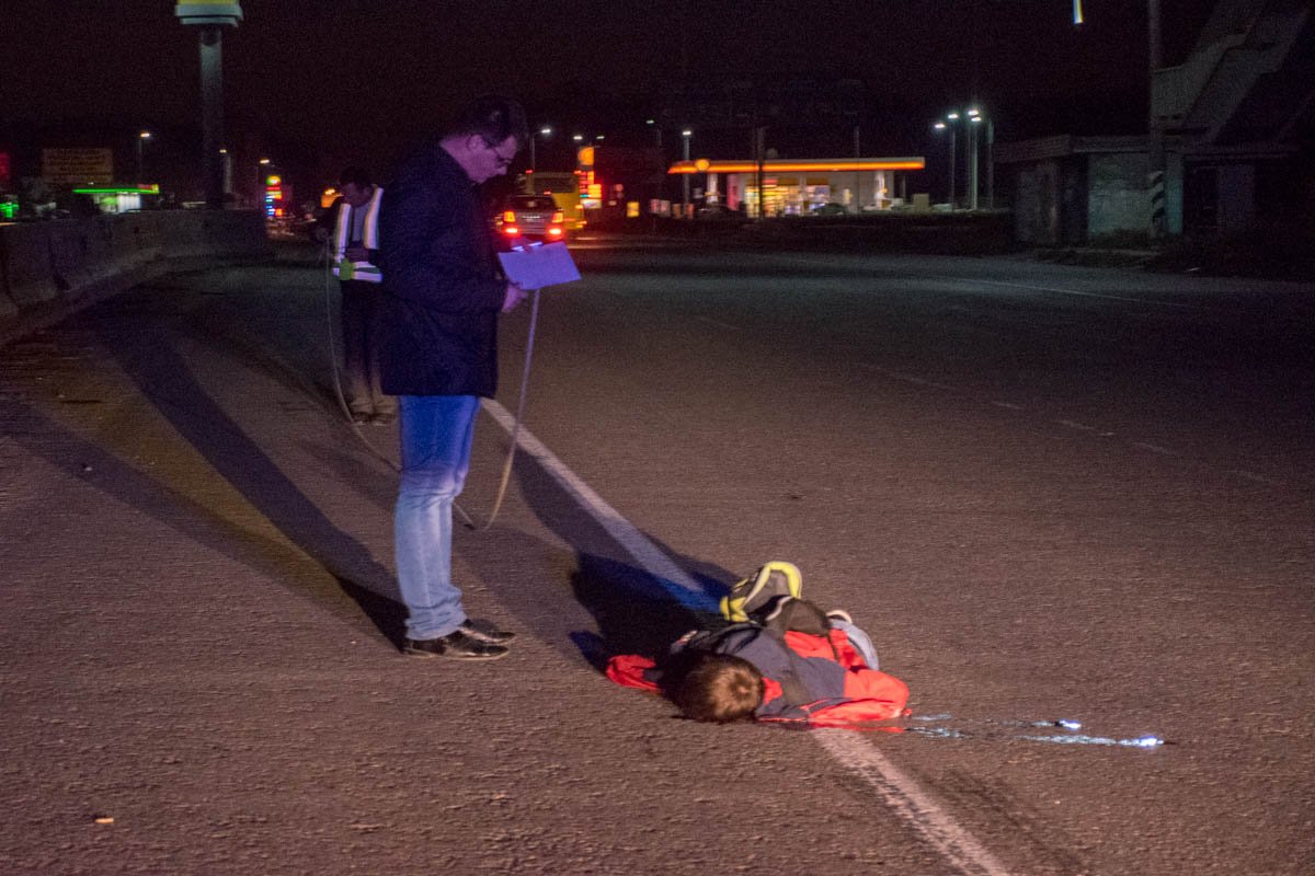 Авто, которое сбило человека, сразу же скрылось с места аварии.