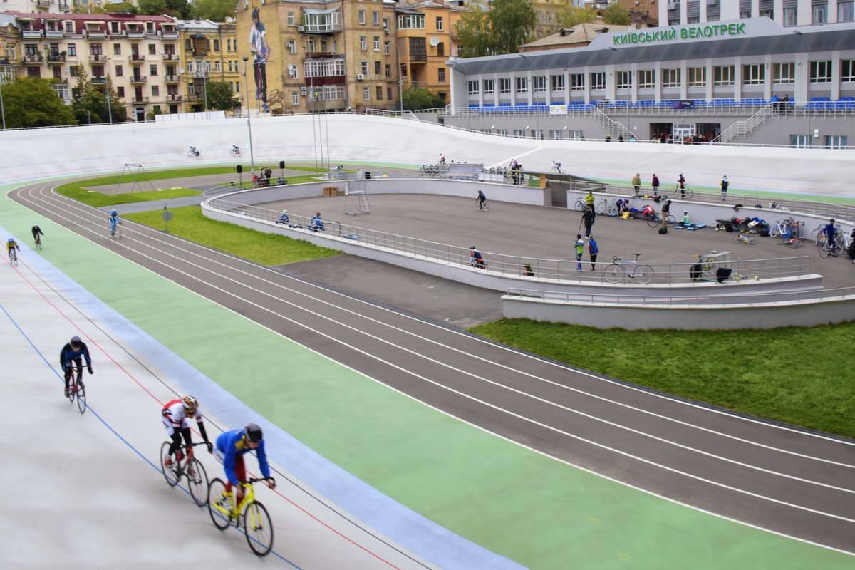 Пока позволяет погода, заниматься велогонщики будут на улице