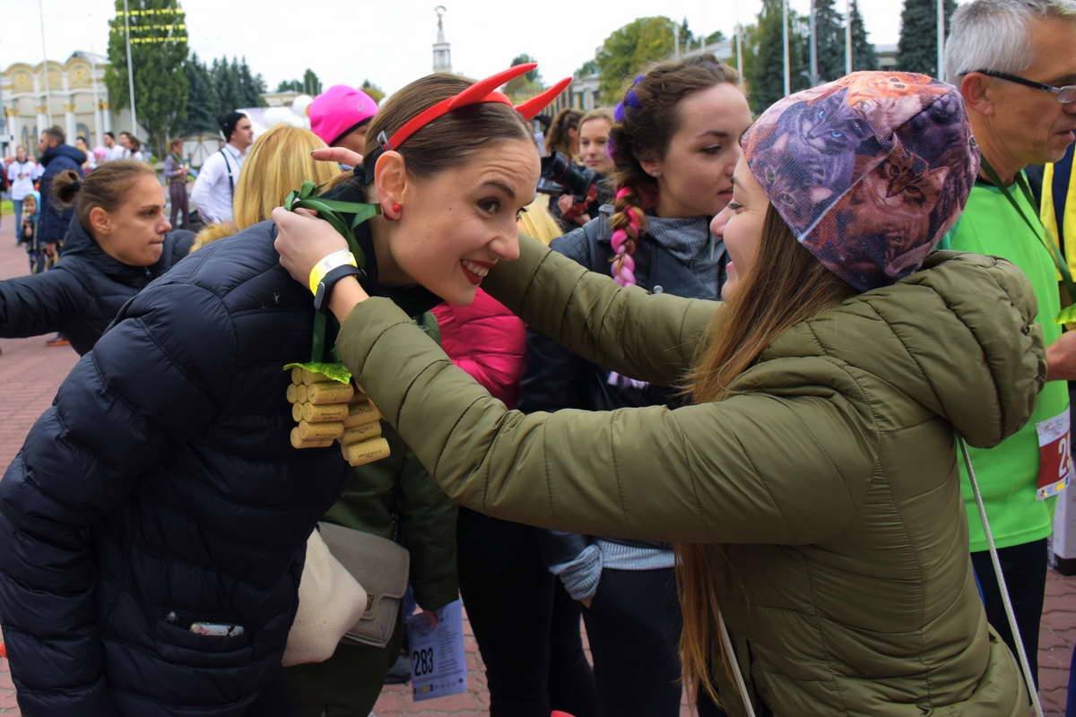 Все участники получили памятные медали из винных пробок