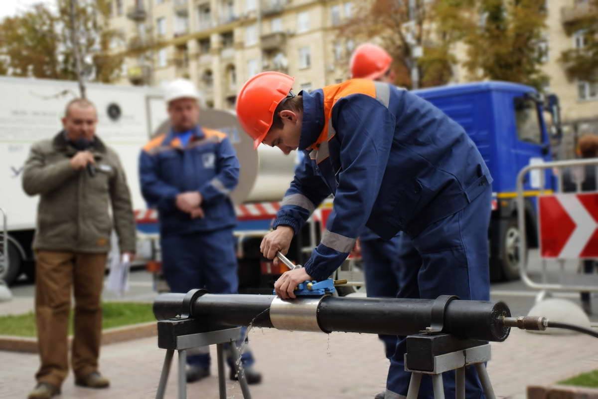 На трубу накладывают хомут