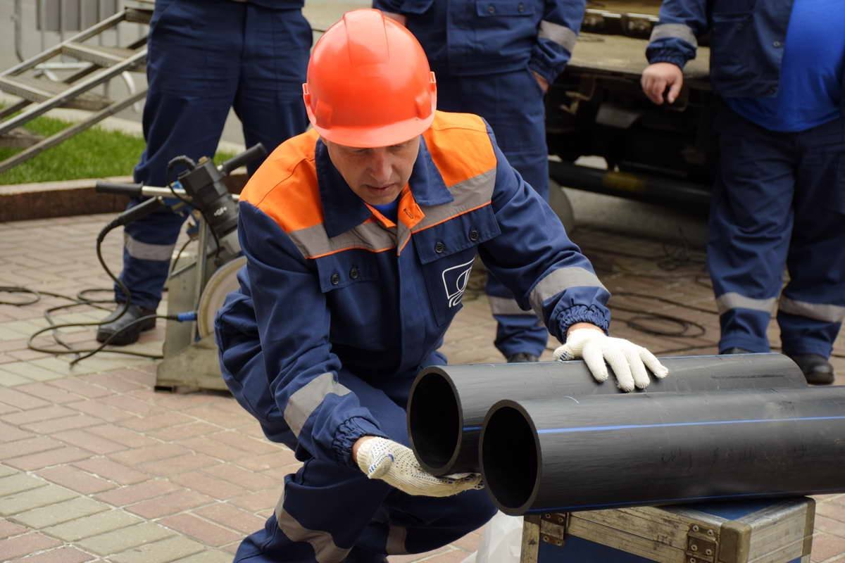 Перед спайкой поверхность трубы обезжиривают специальной жидкостью температурой 96 градусов