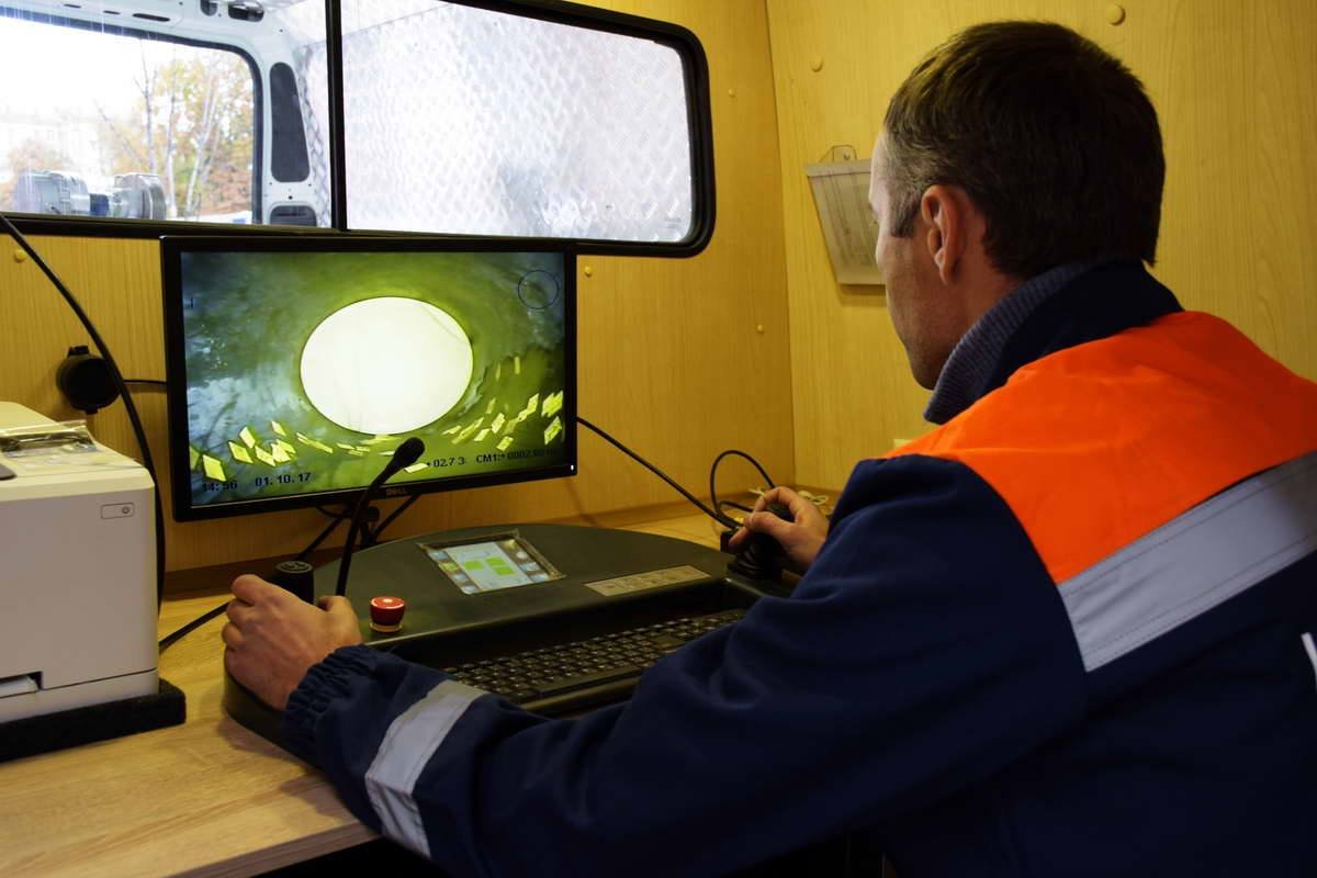 Управляют роботом из машины