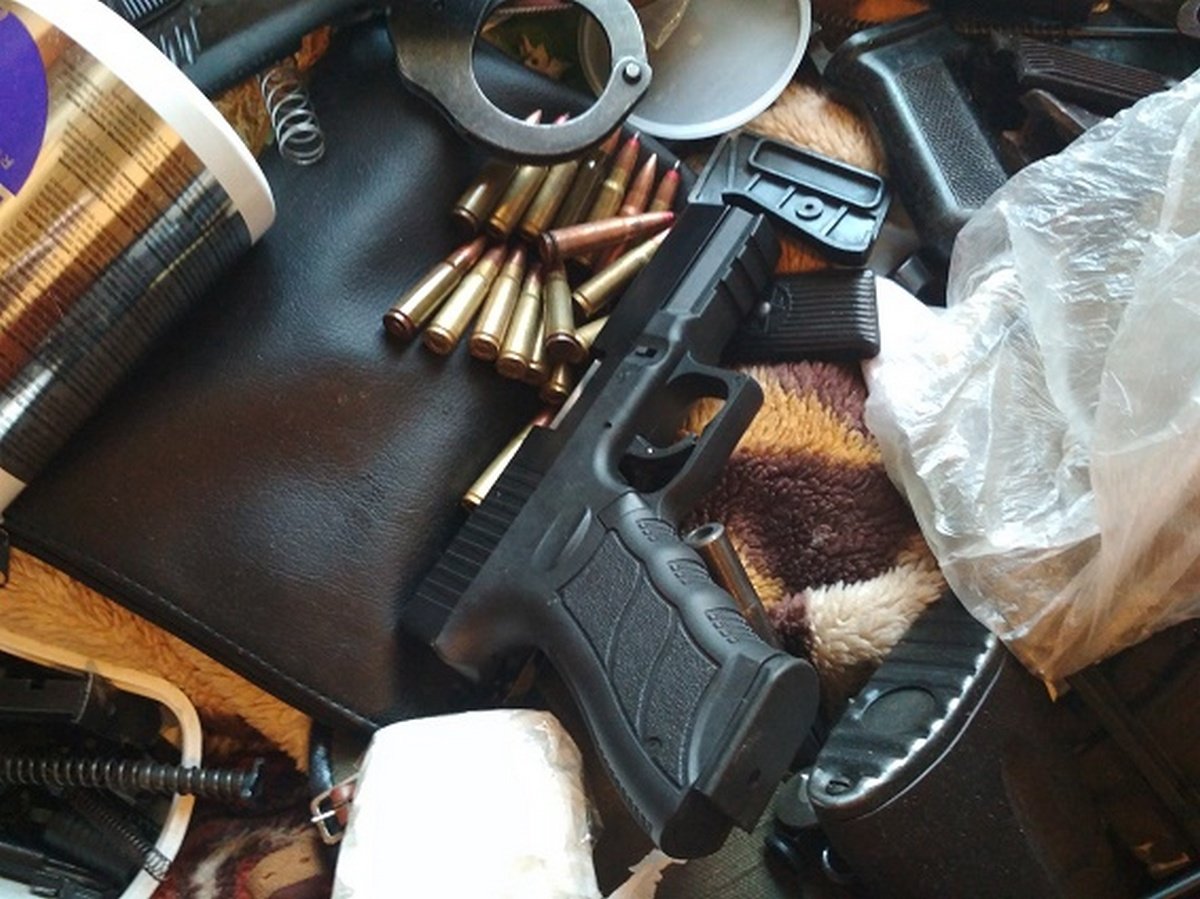 Правоохранители изъяли в квартире на Оболони 7 пистолетов и 21 патрон