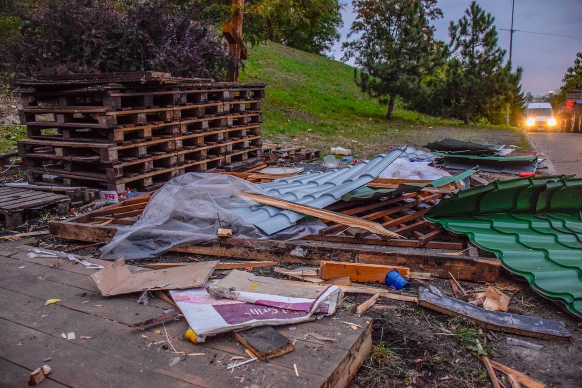 «Киевзеленстрой» сообщает, что это плановый демонтаж МАФов