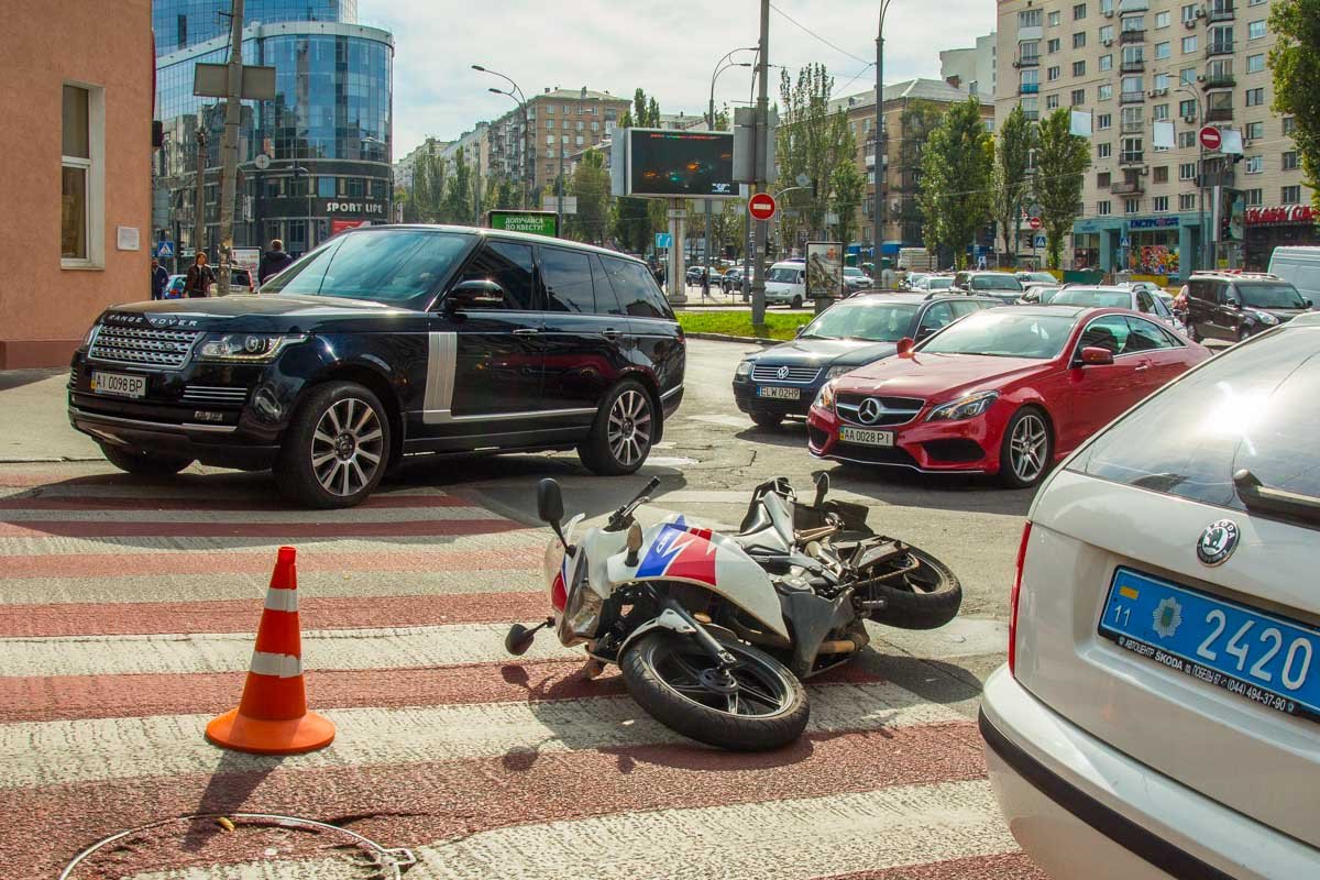 Полиция вместе с водителем Mercedes на месте составляет протокол