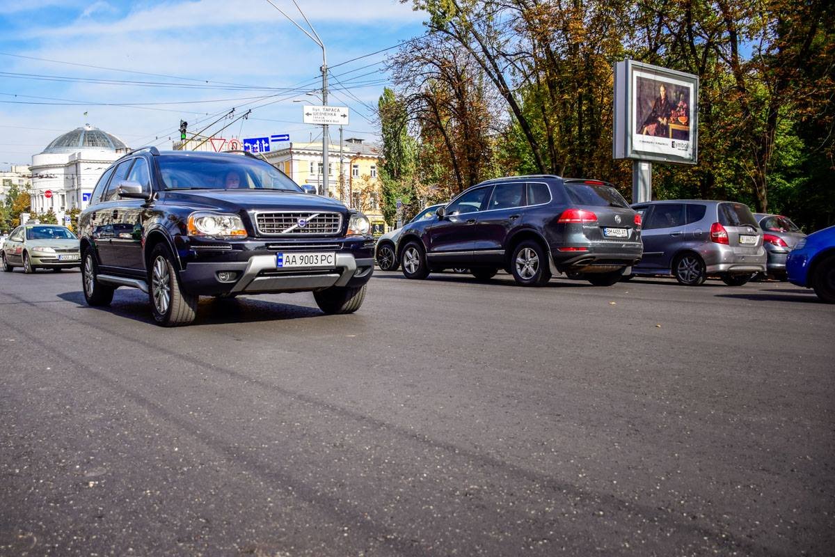 В центре Киева новый асфальт на дороге