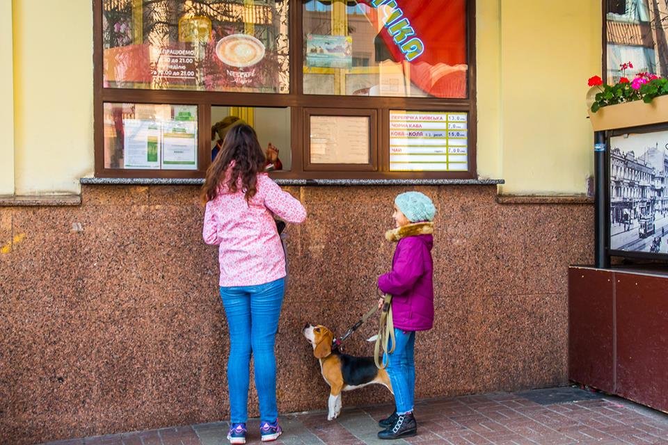 Попробовать знаменитую сосиску в тесте приходят целыми семьями.