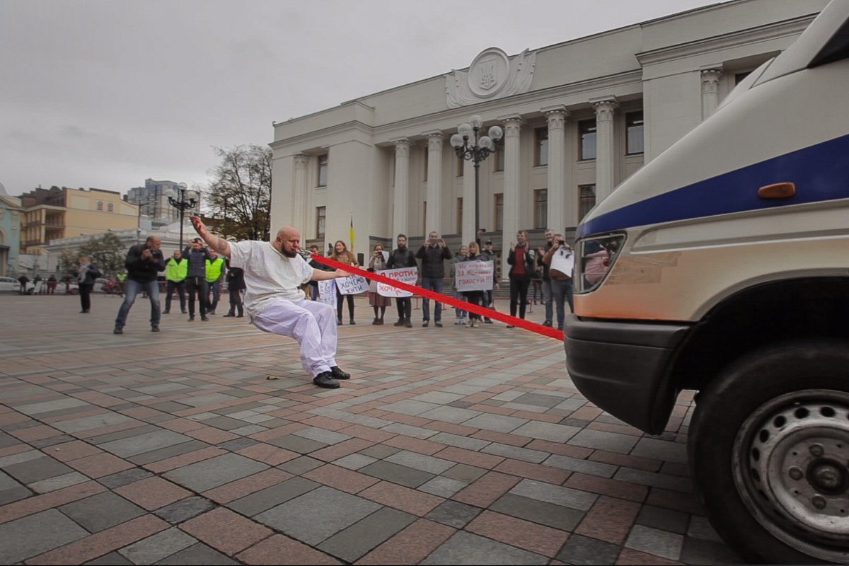 Олег Тягнизуб протянул машину весом две тонны на дистанции 50 метров