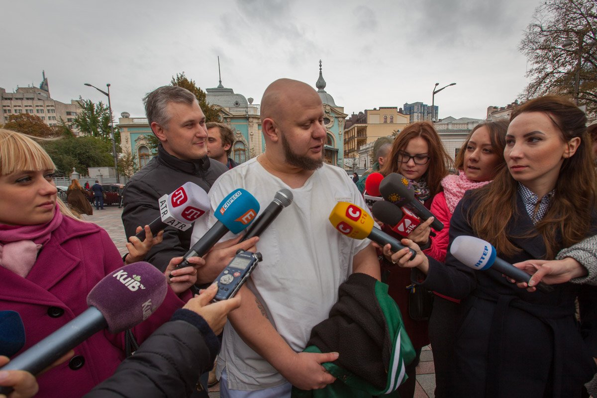 После дистанции врач-педиатр отлично себя чувствовал и успел пообщаться с журналистами