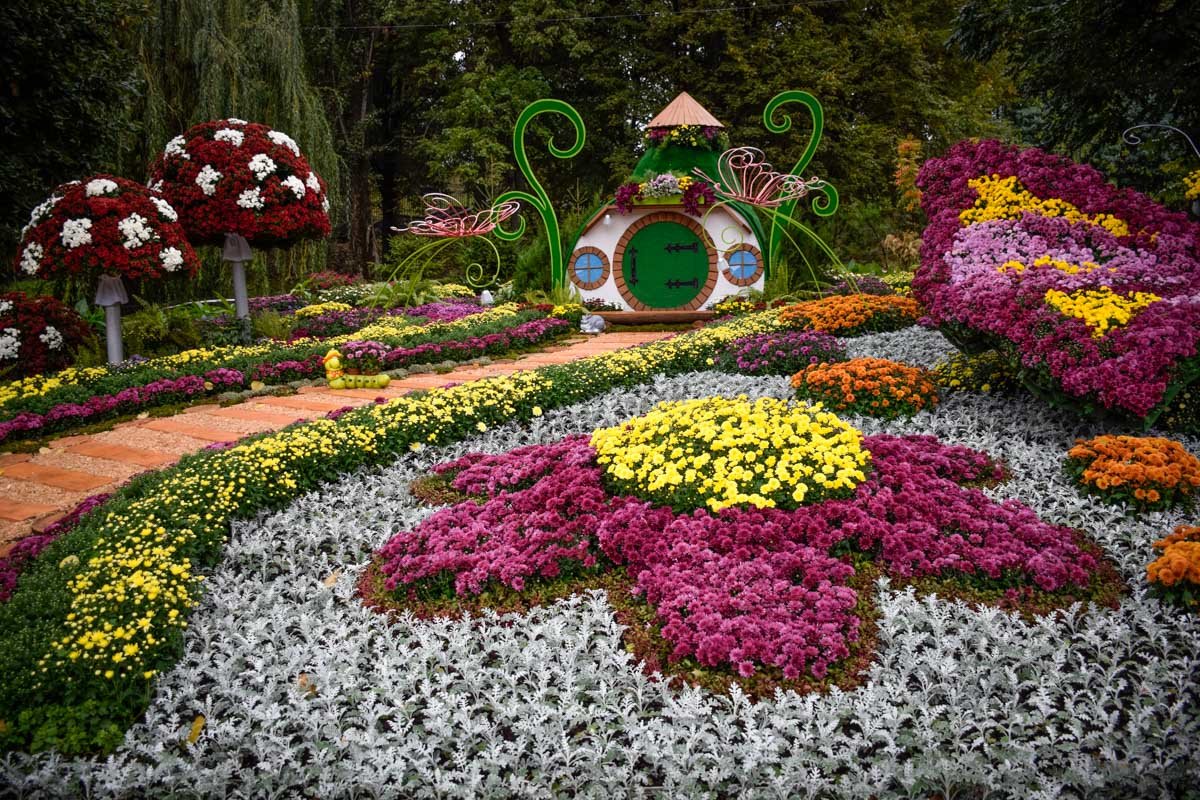 Каждая цветочная композиция была закреплена за определенным районом Киева