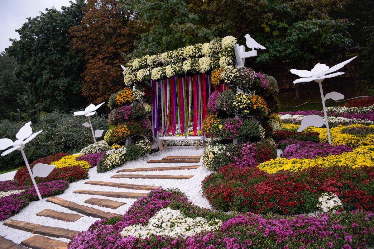 Многие композиции из хризантем стали отличным фоном для селфи