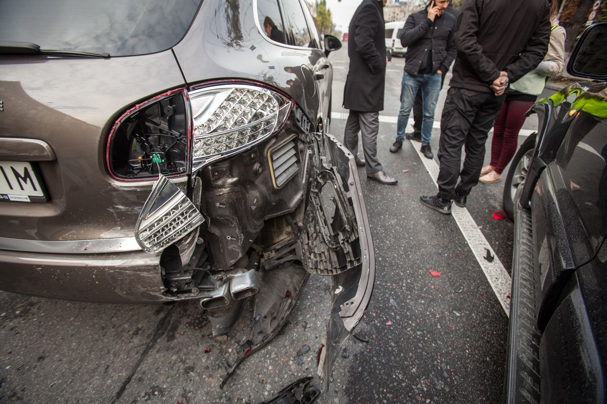 Автомобили Porsche и Mitsubishi Pajero серьезно пострадали