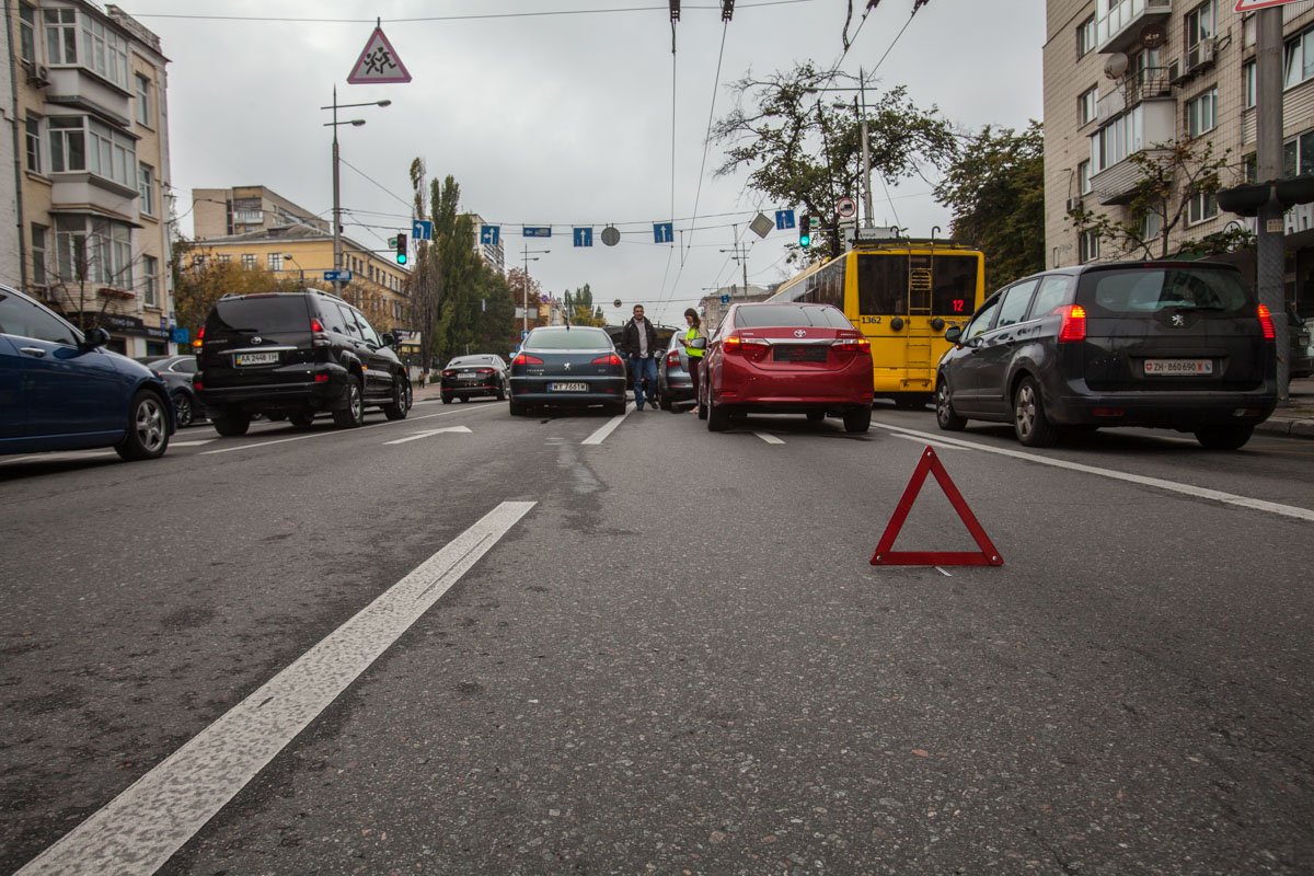 На месте аварии образовалась пробка