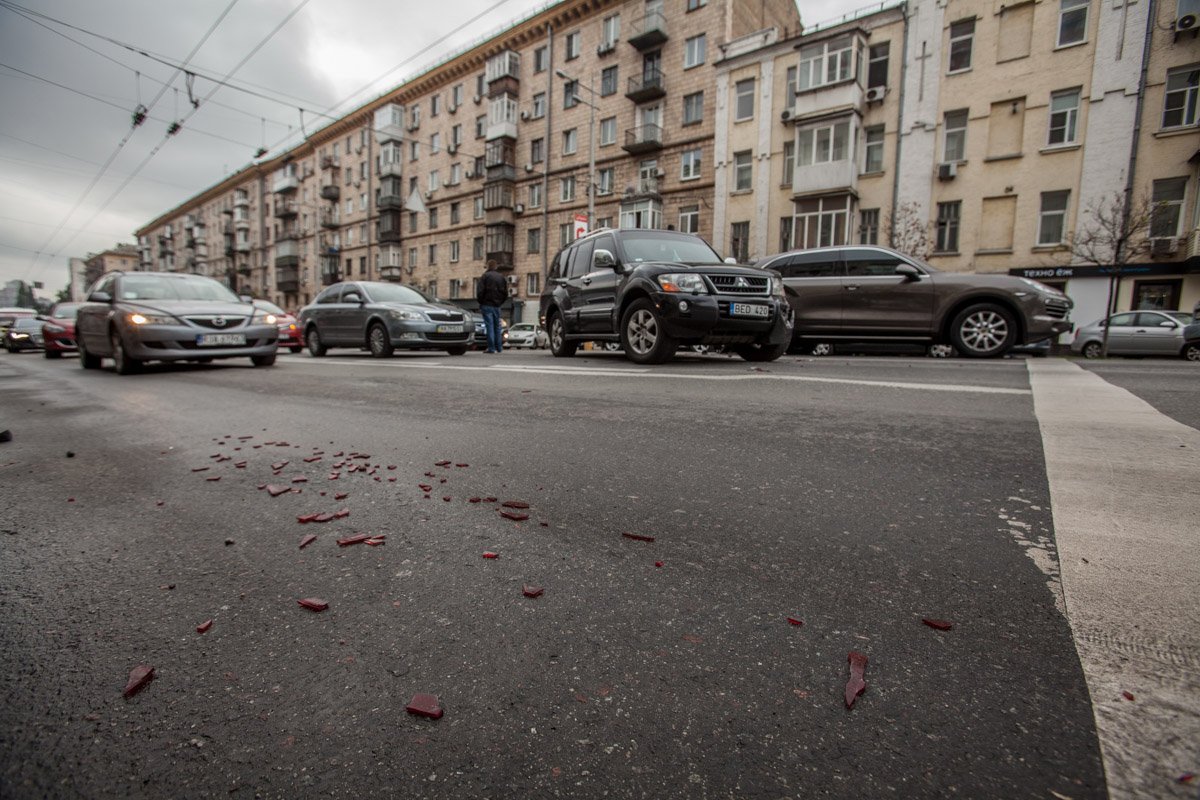 Автомобили пытаются объезжать место ДТП