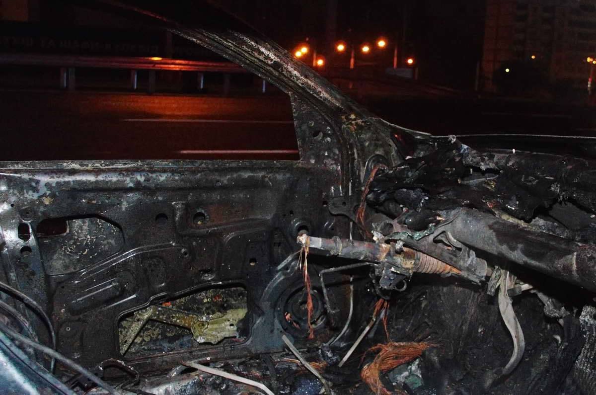 Автомобиль полностью сгорел изнутри