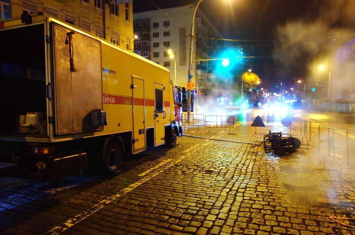 В центре Киева прорвало трубу с горячей водой