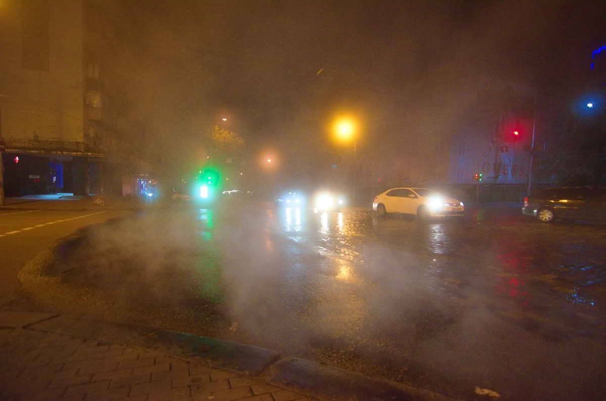 Из-за кипятка над улицей образовалось облако пара