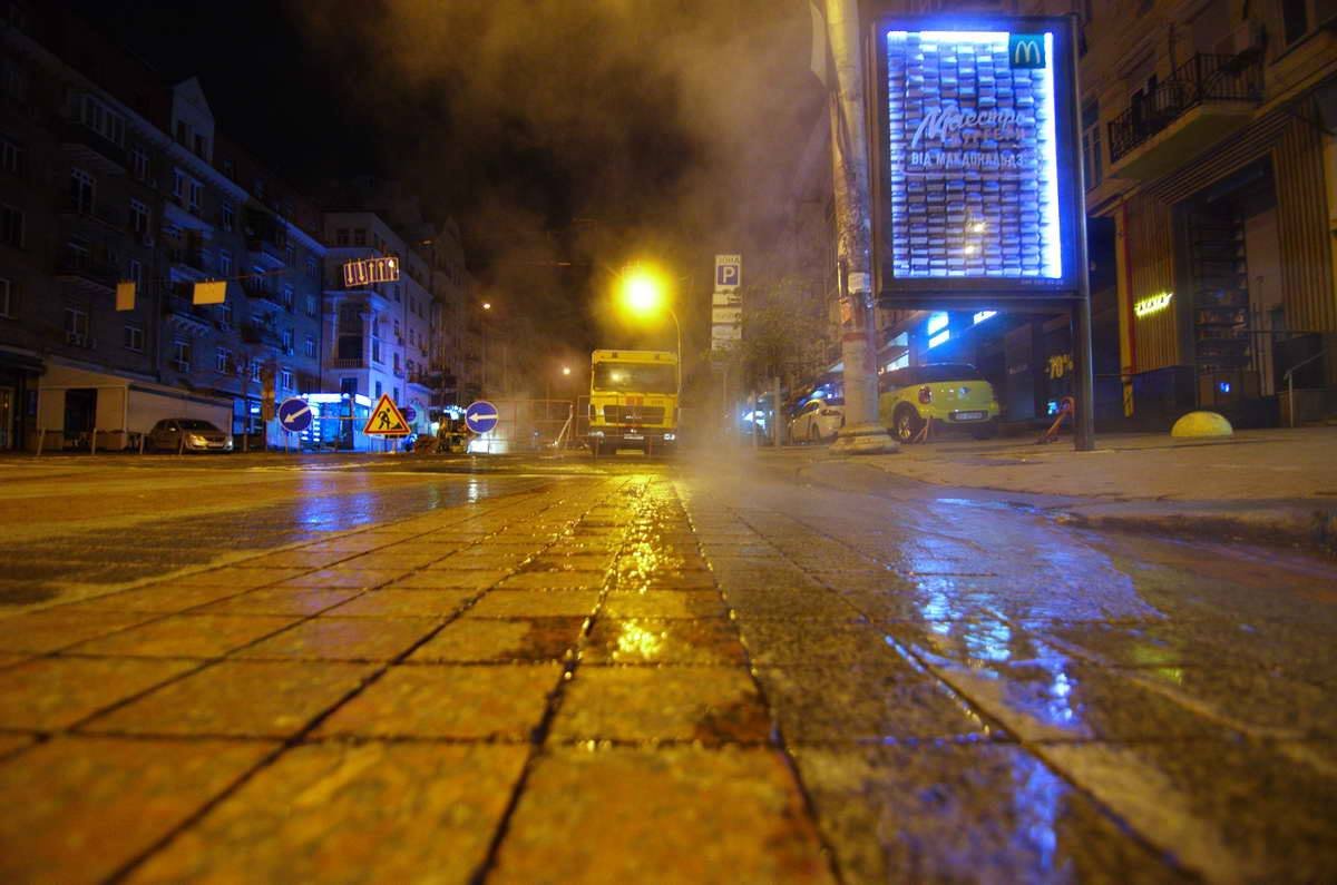 Горячая вода стекает в канализацию