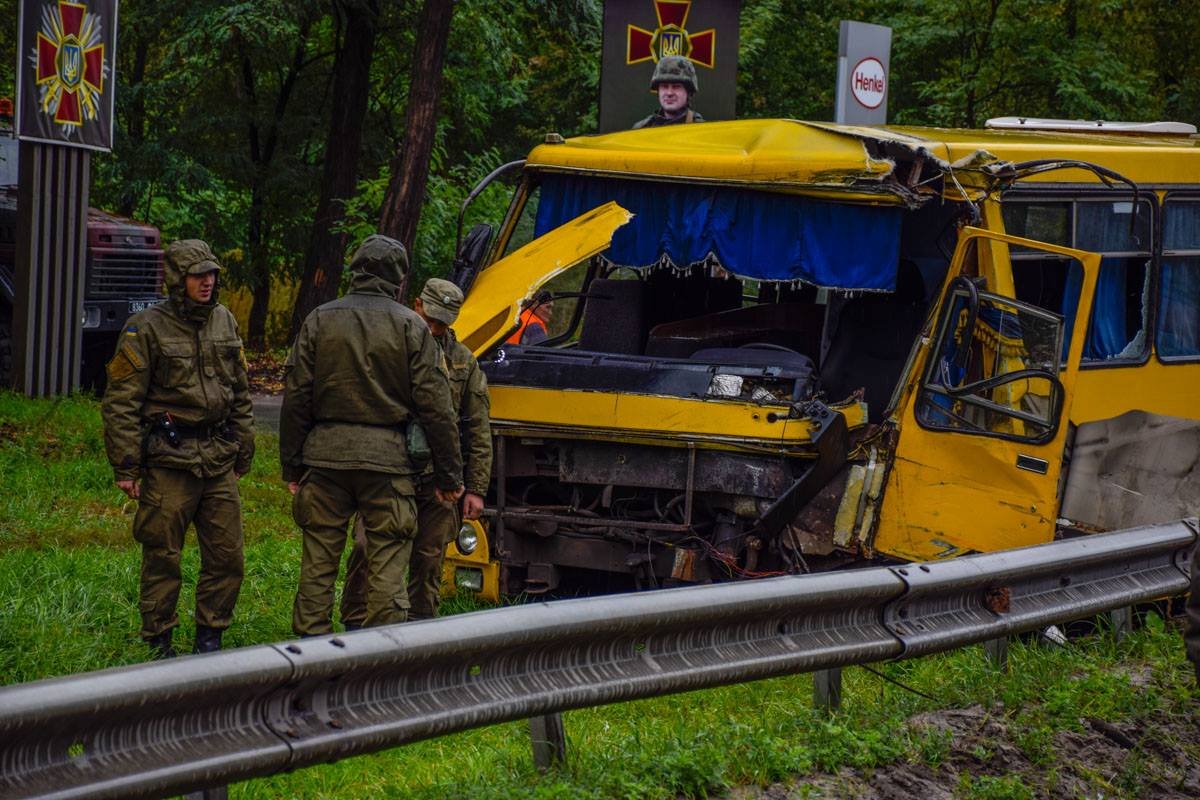 Под Киевом маршрутка протаранила автобус с нацгвардейцами