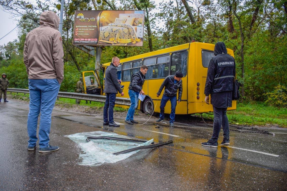 Полиция и следователи выясняют обстоятельства ДТП