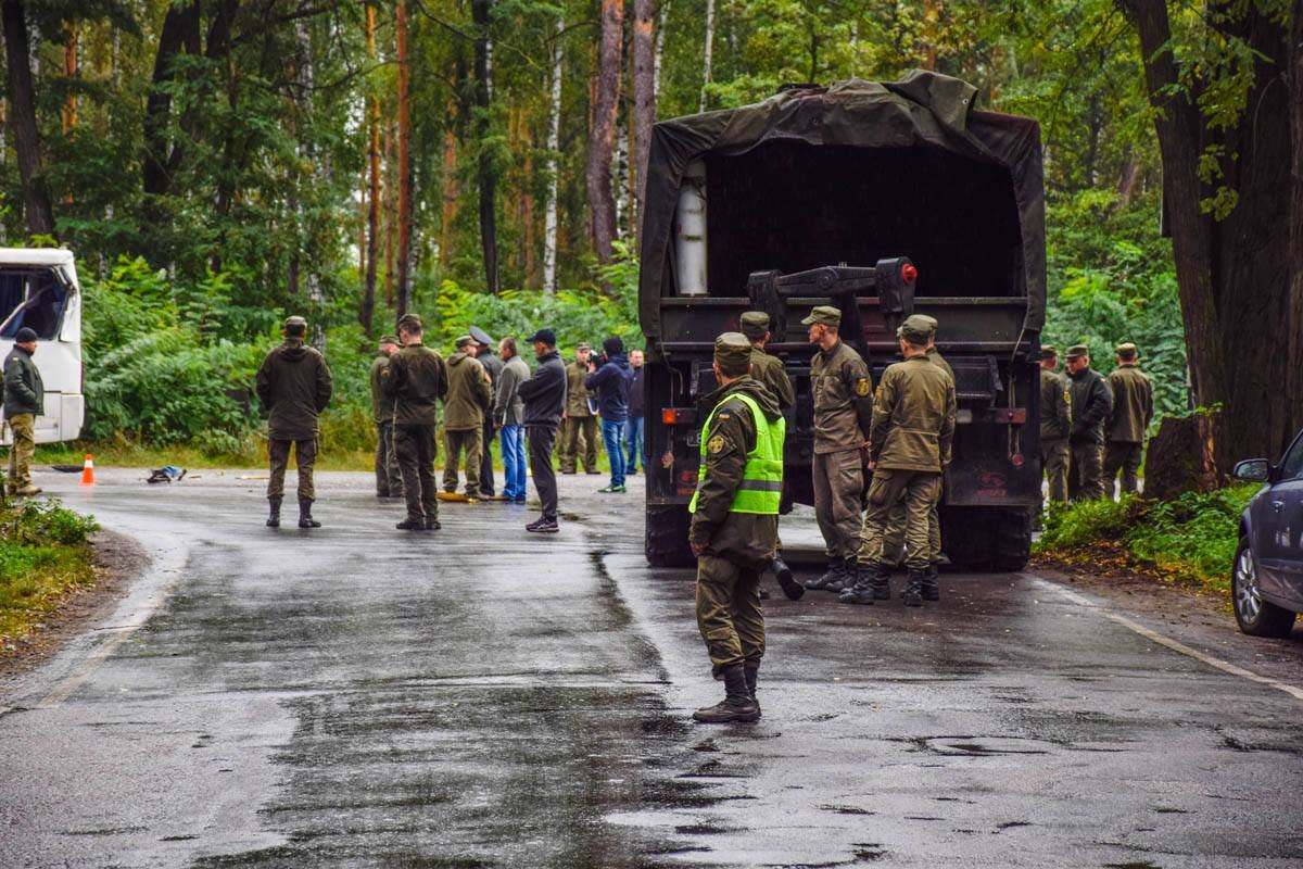 Автобус с военными выезжал из расположения части, когда в него врезался пассажирский транспорт
