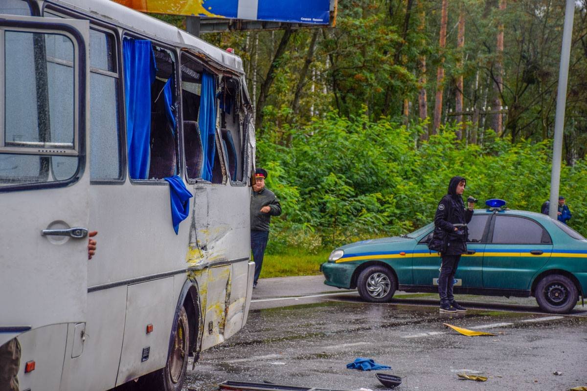 От удара в автобусе, в котором находились военные, повылетали стекла